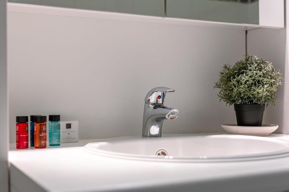 Huswell - Lovely Apartment With Lateral Sea View ميدل كيرك المظهر الخارجي الصورة